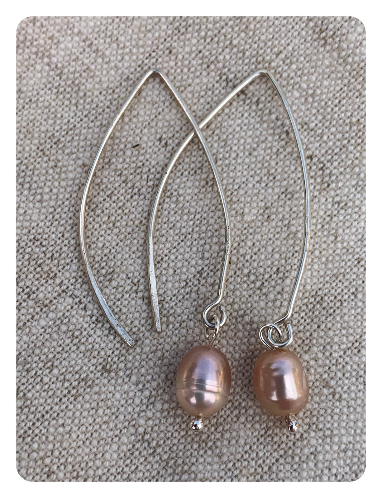 Earrings I Ear Adornment Pearl with peeked hooks